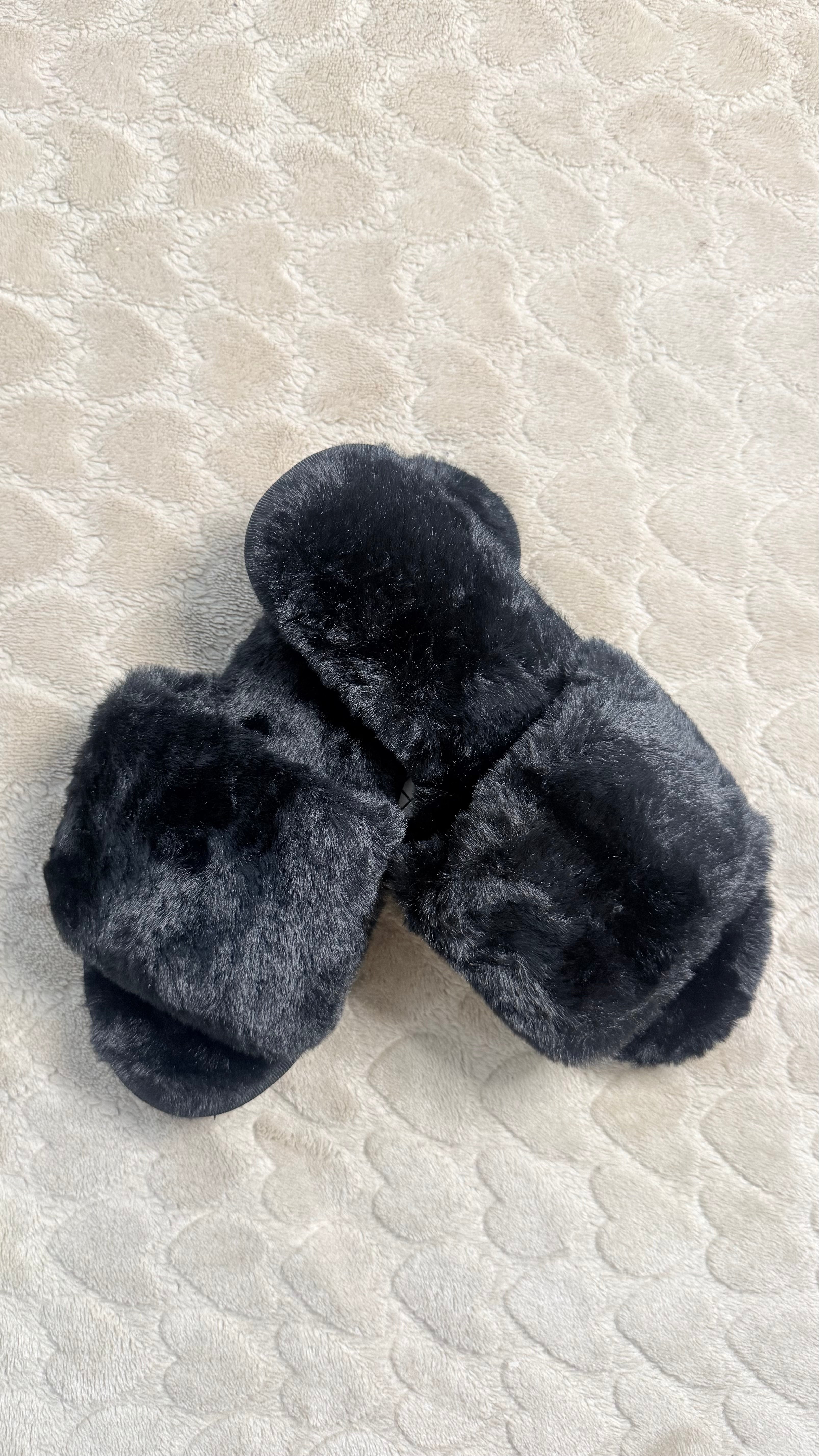 Pantoufles en fausse fourrure – Confort, douceur et élégance